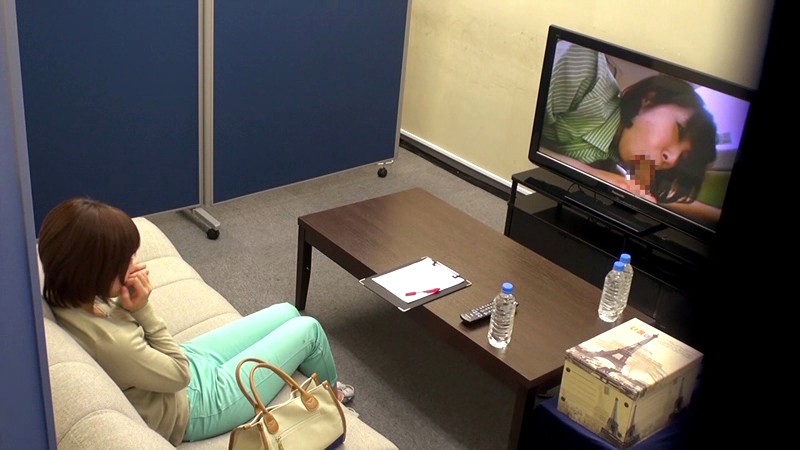 篠田ゆう - 人妻を騙してAV鑑賞させ気持ちよくなったところで中出しセックス