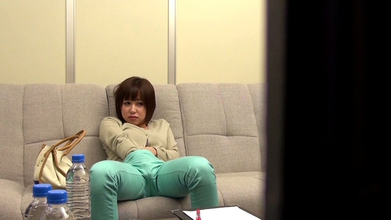 篠田ゆう - 人妻を騙してAV鑑賞させ気持ちよくなったところで中出しセックス